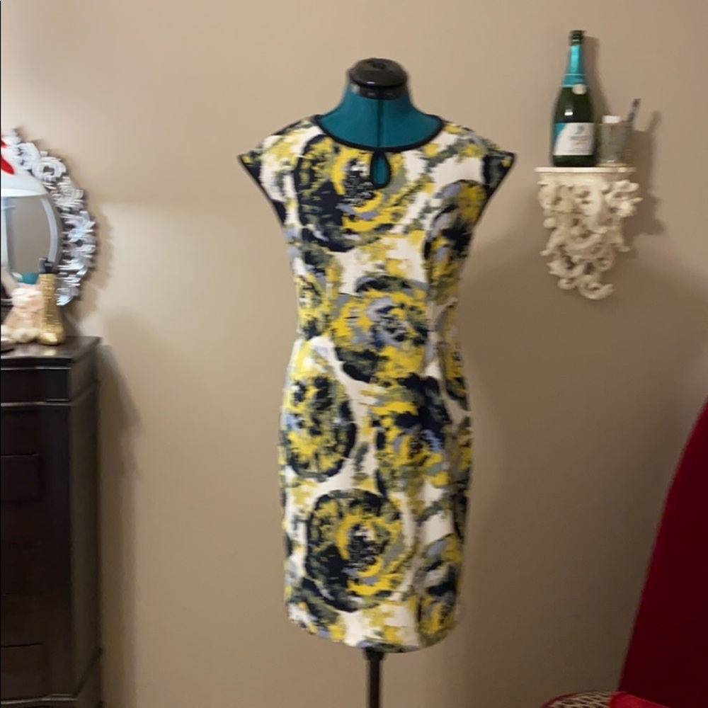 Short sleeveless keyhole dress size 6
